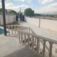 ۴۰۰متر زمین ۹۰متر بنا اب وبرق و استخر و محوطه