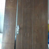 درب چوبی در حد نو با قفل و دستگیره
