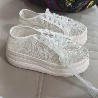 کتونی عروس سفید