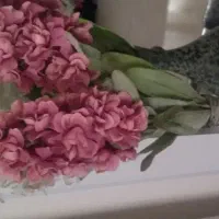 گلدون و سه شاخه گل سنبل