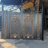 درب ویلای و حیاط