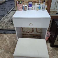 میز آرایش و آینه