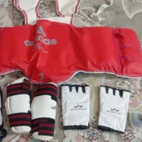 دو دست لباس تکواندو