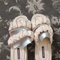 تعدادی کفش و دمپایی و صندل به صورت عمده