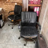 یک میز ال و یک میز ساده اداری