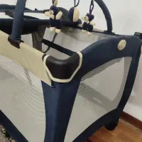 تخت کنار مادر