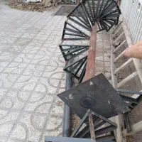 یک عدد پله گرد آهنی