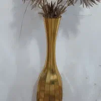 گل و گلدان کنار سالنی