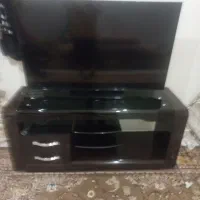 تلویزیون در حد نو و میز تلویزیون تمیز مرتب