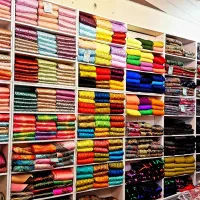 دنبال شاگردی در مغازه پارچه فروشی.