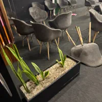 تعدادی گلدان به فروش میرسد