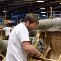 کارگر ساده فنی و کاری در کارگاه رویه کوبی