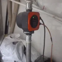 لوله‌کشی و نصب پمپ و منبع آب در محل