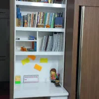 کتابخانه و میز تحریر با نیمکت