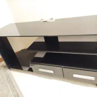 میز تلوزیون سالم و تمیز بدون هیچ ترک و شکستگی