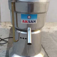 یک دستگاه آبمیوه گیری صنعتی نو