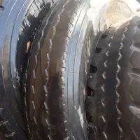 تعدادی رینگ و لاستیک و لوازم کامیون