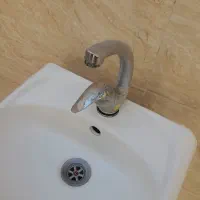 روشویی سالم وتمیز به همراه شیر