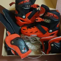 اسکیت Rollerblade قرمز همراه جعبه زانوبند ومچ بند