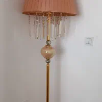 آباژور ایستاده کنار سالنی آویز دار کریستالی