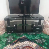 یک عدد ال ای دی ۴۳ ال جی به همراه میز تلویزیون