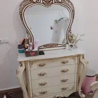 تخت خواب دونفره همراه با میزارایشی و عسلی