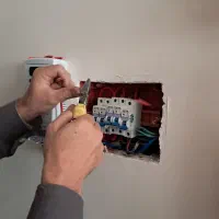 سیم ‌کشی رفع اتصالی برق کلیه امورات لاینر دوربین