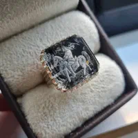 در نجف پاک|جواهرات|ری, سرتخت|دیوار