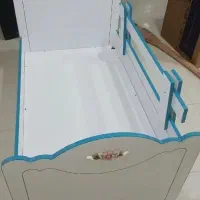 تخت خواب بچه. فرش کارتونی اتاق بچه