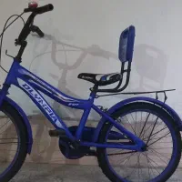 دوچرخه آبی رنگ