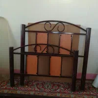 تخت خواب و میز قدیمی و کمد