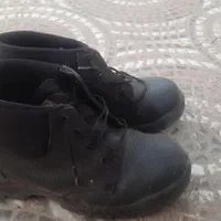 دو عدد کفش ایمنی مشکی سایز ۴۲ و زرد سایز ۳۹