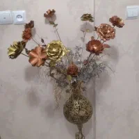 گلدان برنز با گل های زیبا