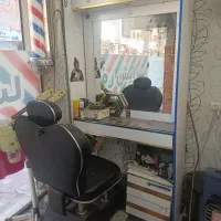 صندلی همراه با دکور آرایشگاه