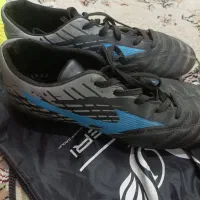 کفش فوتبالی و دستکش دروازه بانی