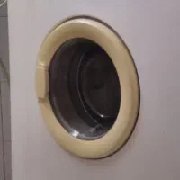 یک دستگاه ماشین لباسشوئی.