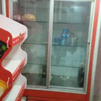 یخچال بستنی. یخچال ایستاده. قفسه