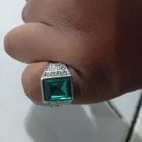 انگشتر عتیقه است رنگ سبز