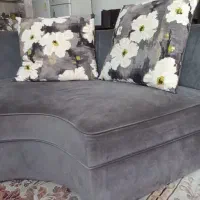 مبل دو نفره هلال با دو کوسن بزرگ