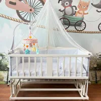 تخت کنار مادر