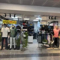 فروشنده خانم یا آقا جوان