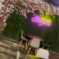 چمن مصنوعی و درخت شکوفه