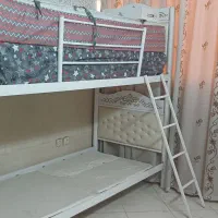 تخت دوطبقه فلزی سفید باتشکهای طبی کاملا نو وضخیم
