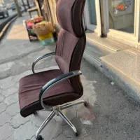 صندلی گردان مدیریتی جوان و یک عدد انتظار