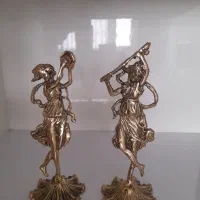 نوازنده و تندیس مادر برنز