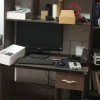 میز تحریر و کامپیوتر