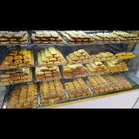 به یک فروشنده  آقا در قنادی