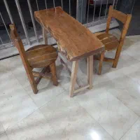 میز چوبی دونفره همراه با یک عدد چارپایه مربع شکل