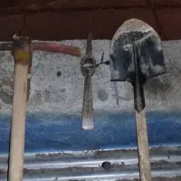 دو عدد کلنگ و یک عدد بیل