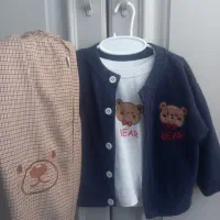 تعدادی لباس و کفش بچگانه